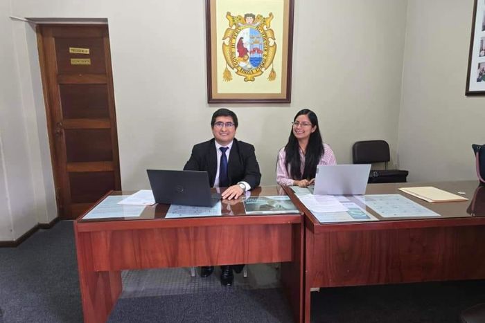 Abogados de Angel Lazo en una oficina de trabajo