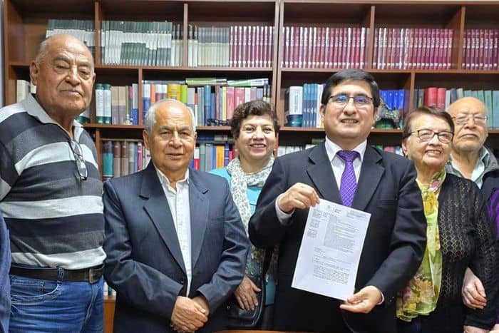 Equipo de abogados junto a un reconocimiento institucional