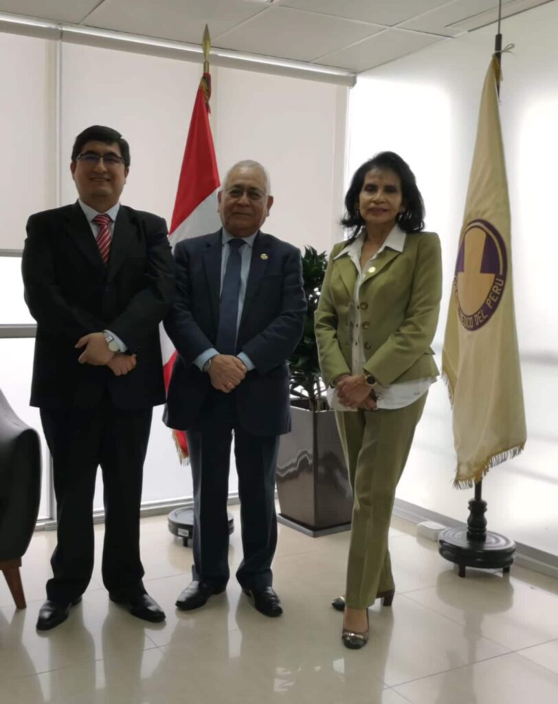 Abogados en una reunión institucional en Perú