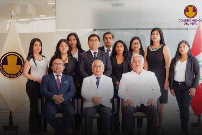 Equipo de abogados en una actividad con el Colegio Médico del Perú
